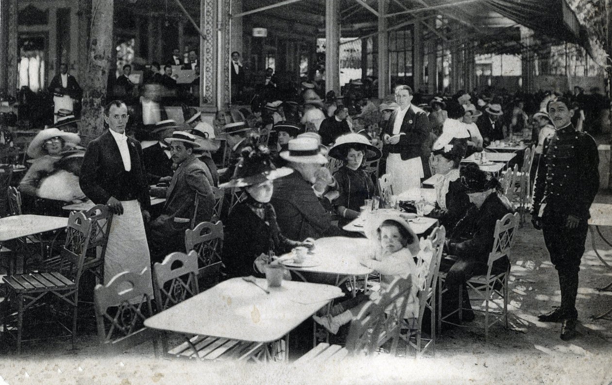 Kylpylämatkailu: näkymä Vichyn ravintolaan ja sen kuristien asiakaskuntaan, Allier noin 1905 (Kylpylämatkailu: ravintola Vichyssa, Ranska). tekijältä Unbekannter Künstler