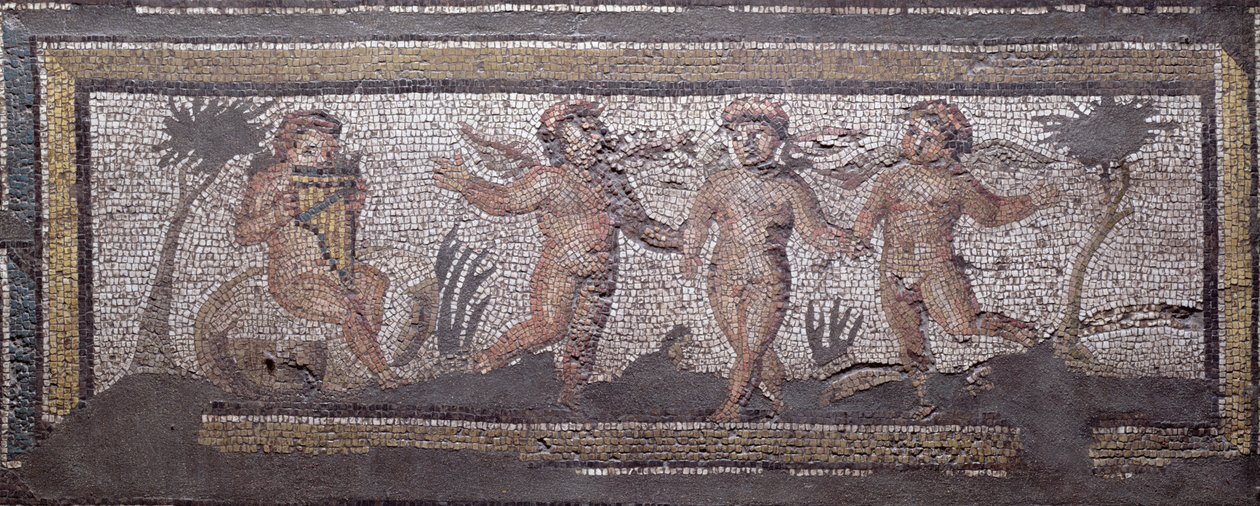 Kolme tanssivaa puttia ja yksi soittamassa pannupilliä, vuodenaikoja kuvaavan mosaiikkipäällysteen reunayksityiskohta ja metsästyskohtaukset Constantinian Villasta Daphnessa, Roomassa, n. 325-330 jKr (marmori, kalkkikivi ja lasimosaiikki) tekijältä Unbekannt