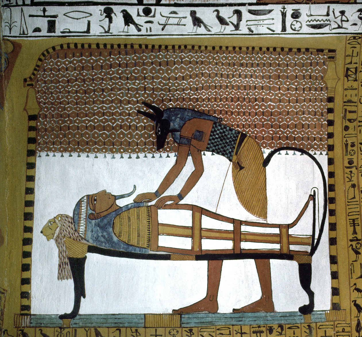 Käsityöläisten haudat. Jumala Anubisin palsamaama Sennedjem-muumio, Deir El Medineh -paikka Luxorissa, Egyptissä. 19. dynastian alku. tekijältä Leopold Blonder