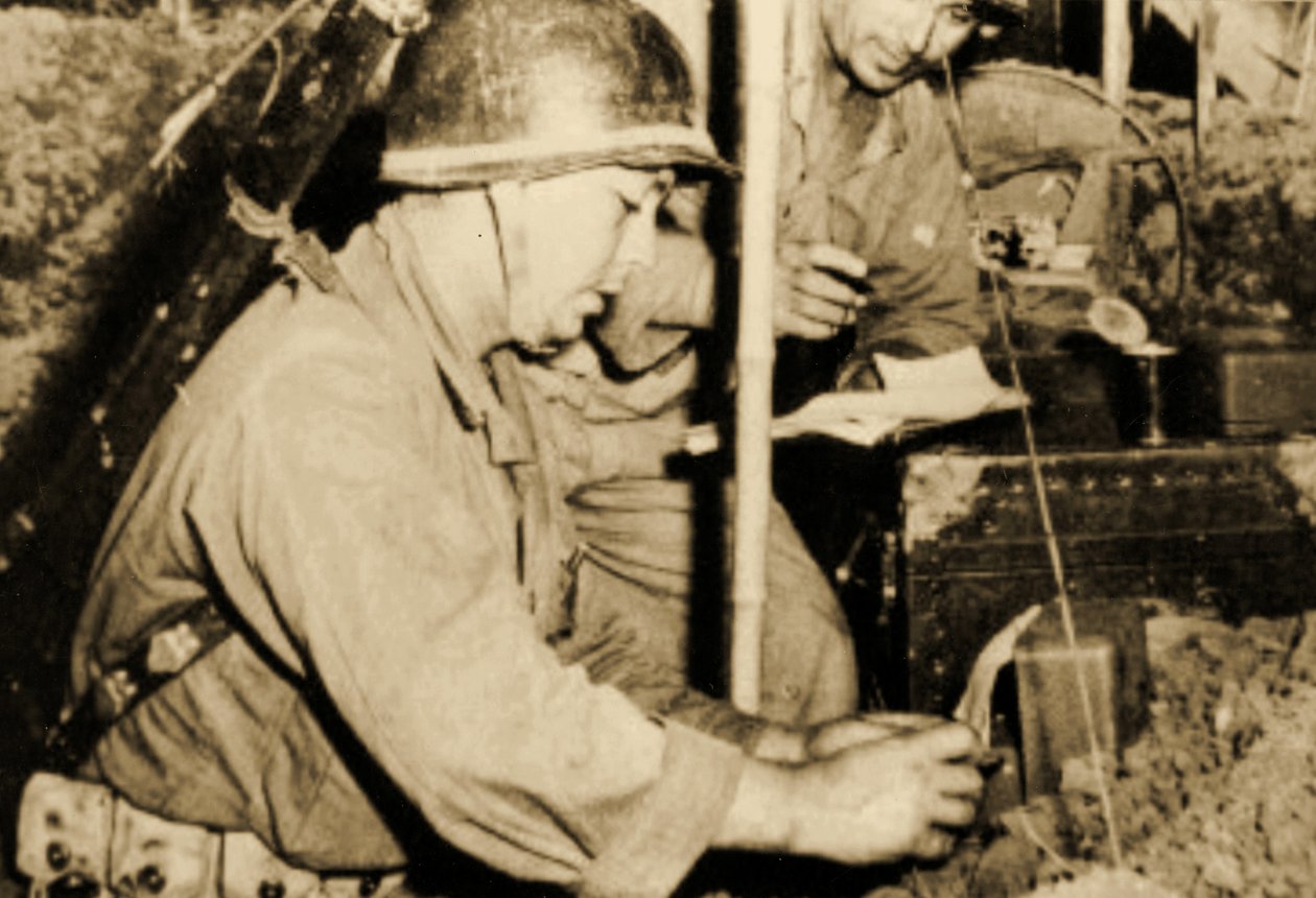 Joukot viestintäpostilla, Camp Claiborne, Louisiana, 1943 (seepiakuva) tekijältä Bartolome Esteban and studio Murillo