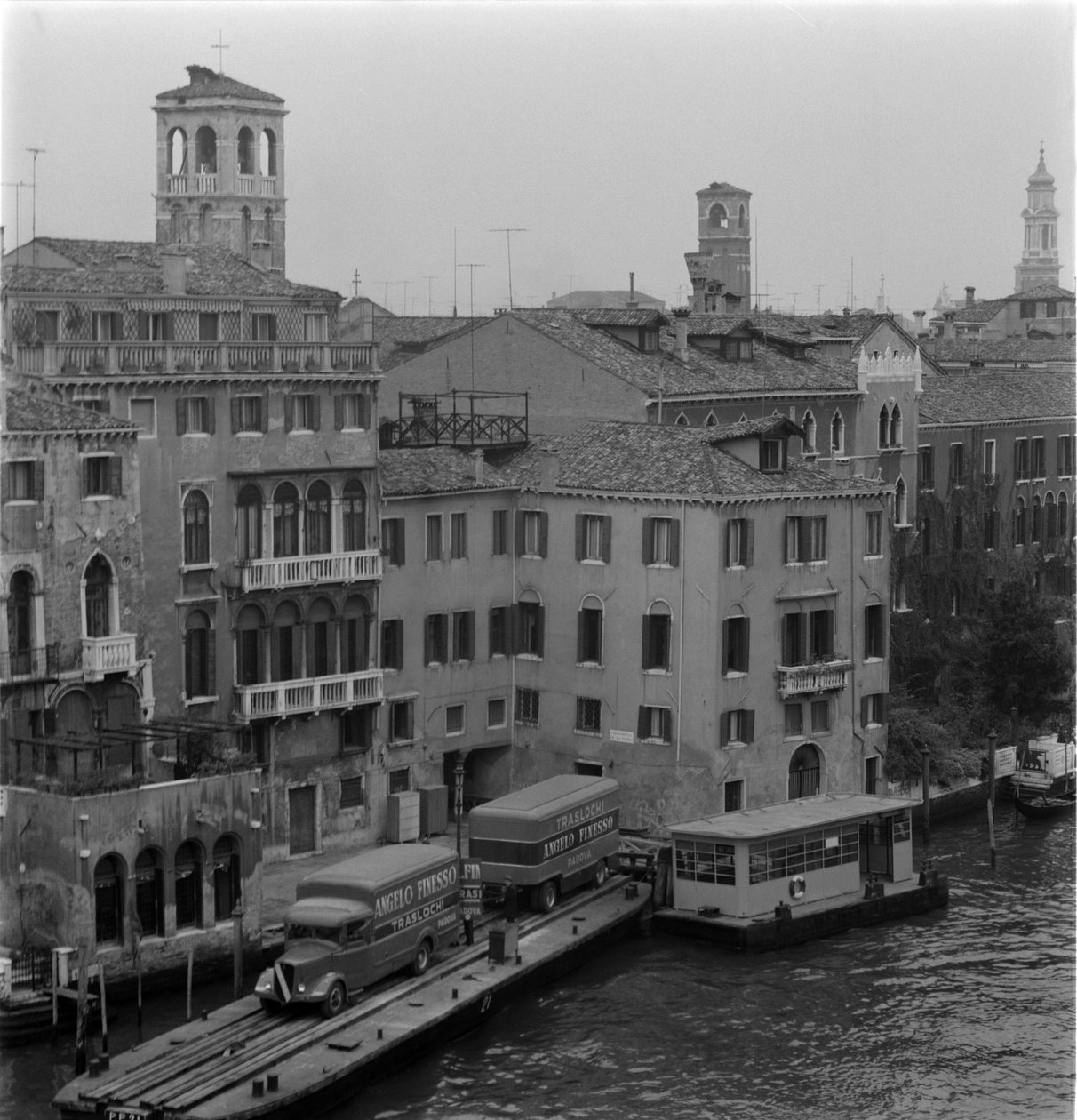 Kuorma-autot Grand Canalilla Venetsiassa 1960 tekijältä Unbekannt