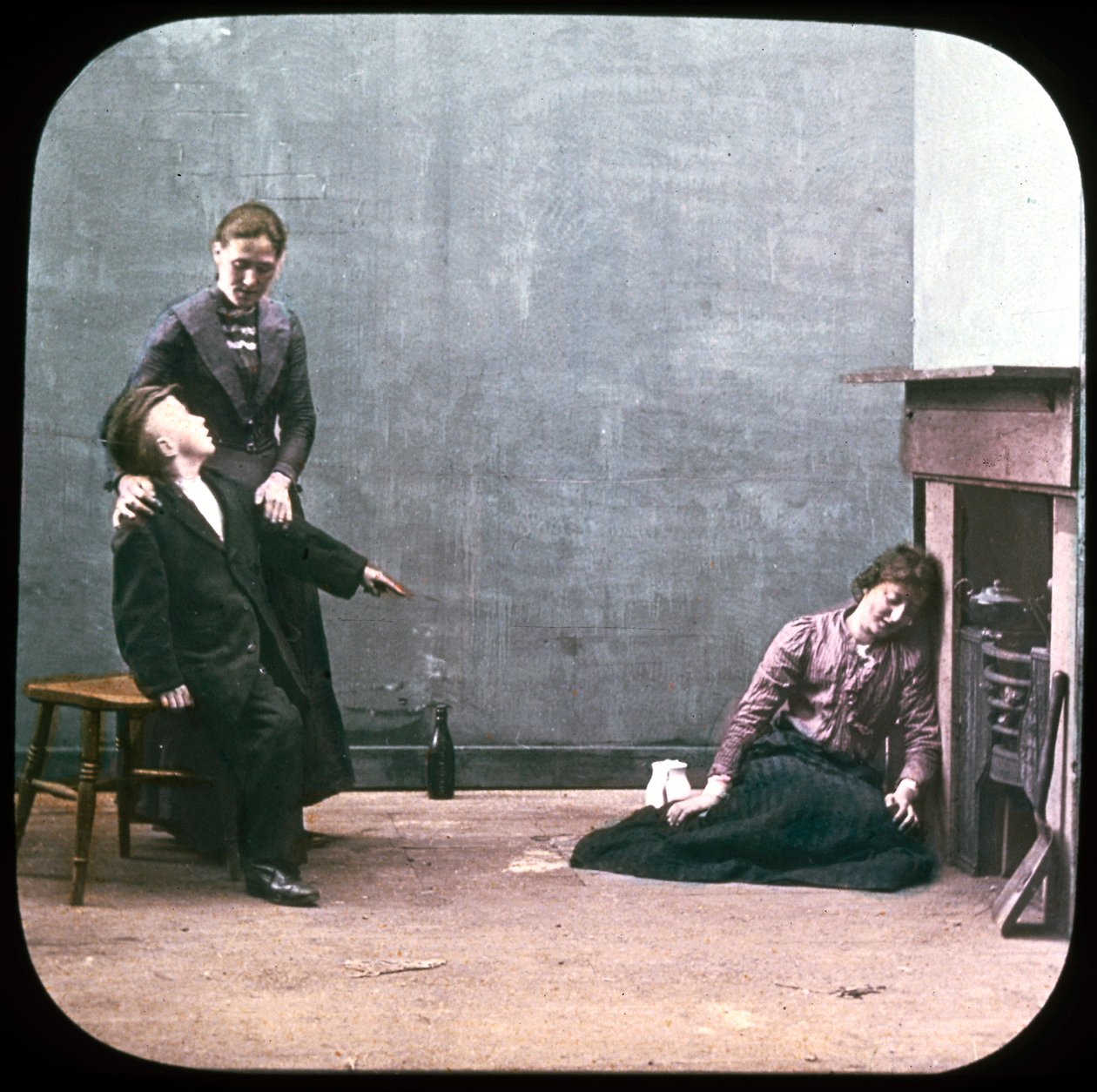 Kaksi naista ja poika takan edessä, n. 1895 tekijältä Unbekannt