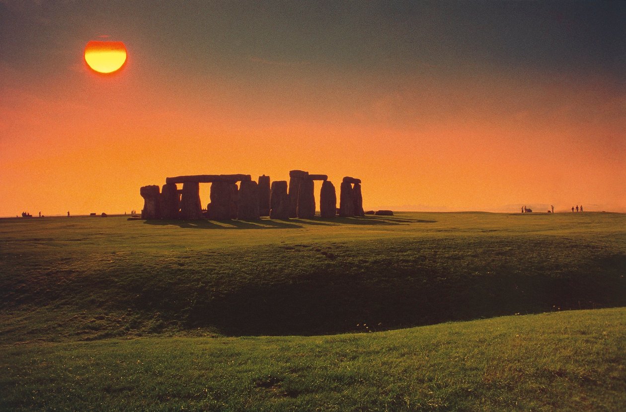 Iso-Britannia, Englanti, Wiltshire County, Stonehenge, pronssikauden megaliittinen muistomerkki auringonlaskun aikaan tekijältä Benjamin Baud