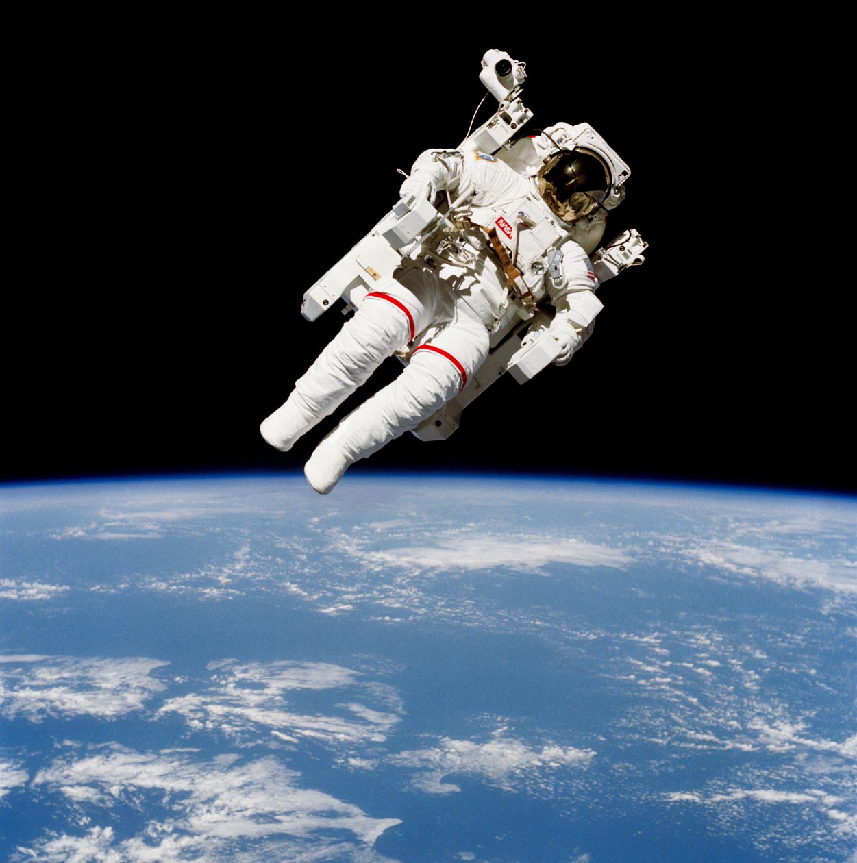 Yhdysvaltain astronautti Bruce McCandless miehitettyä ohjausyksikköä käyttäen tekijältä Unbekannt