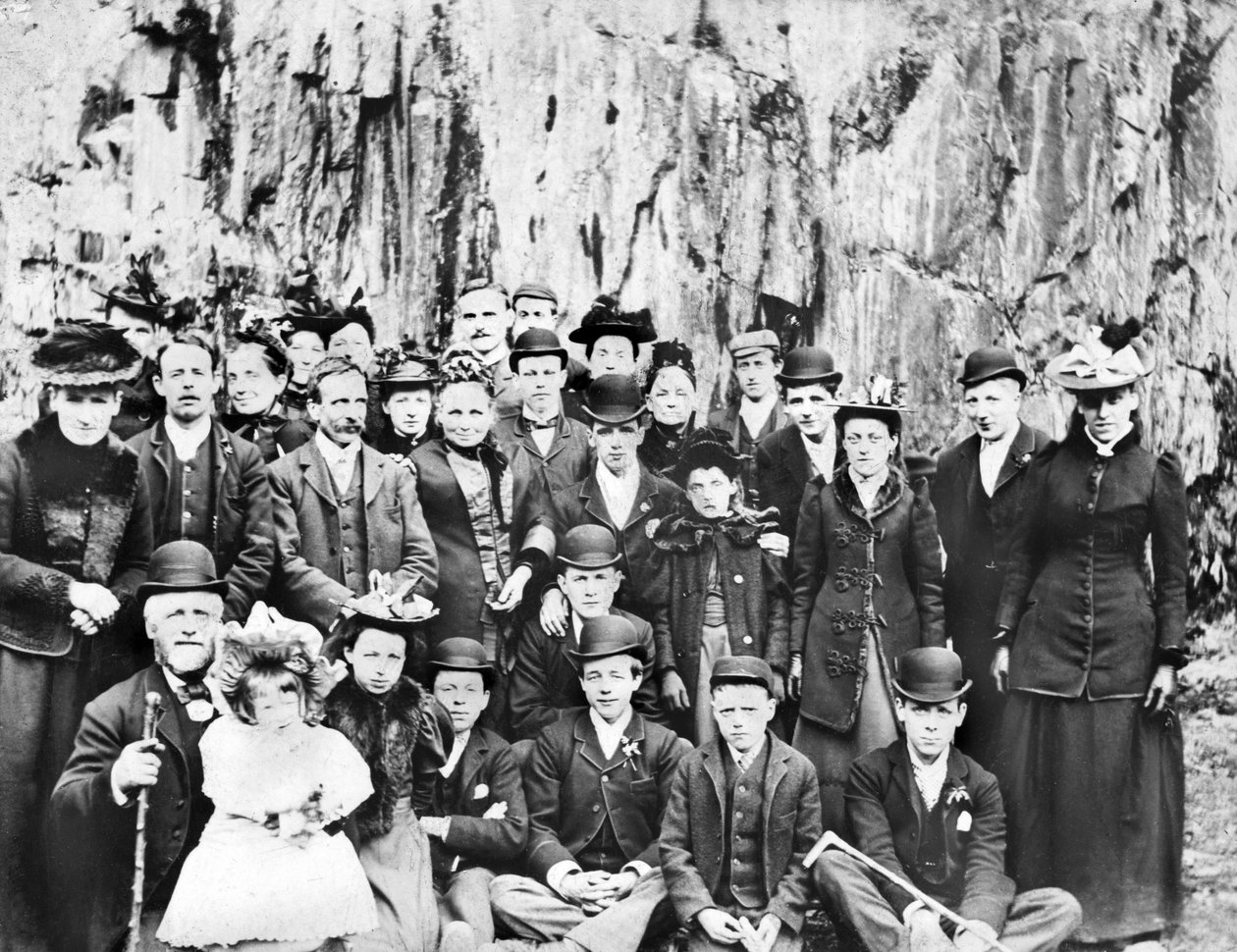 Iso-Britannia : Ryhmä ihmisiä retkellä. c1910 tekijältä Unbekannt