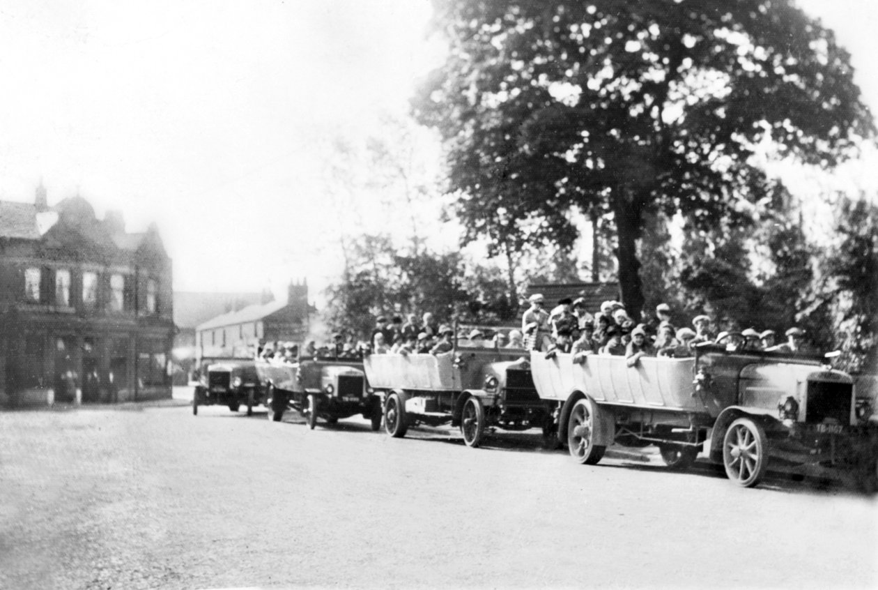Iso-Britannia: Charabancs-linja kaupungin keskustassa. Poynton, Cheshire, 1925 tekijältä Unbekannt