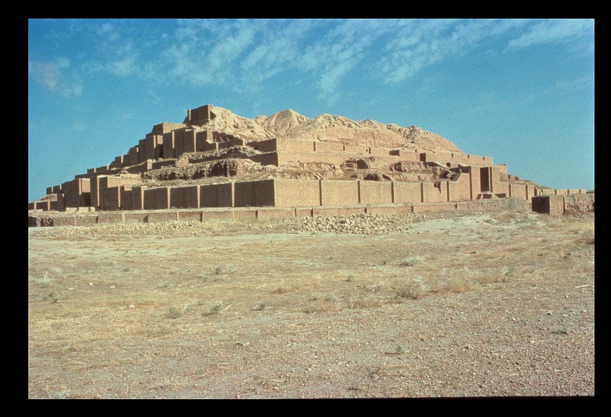 Näkymä Zigguratista etelästä, jonka rakensi elamilaisten kuningas Untash-Gal (1265-46 eKr.) (kuva) tekijältä Unbekannt
