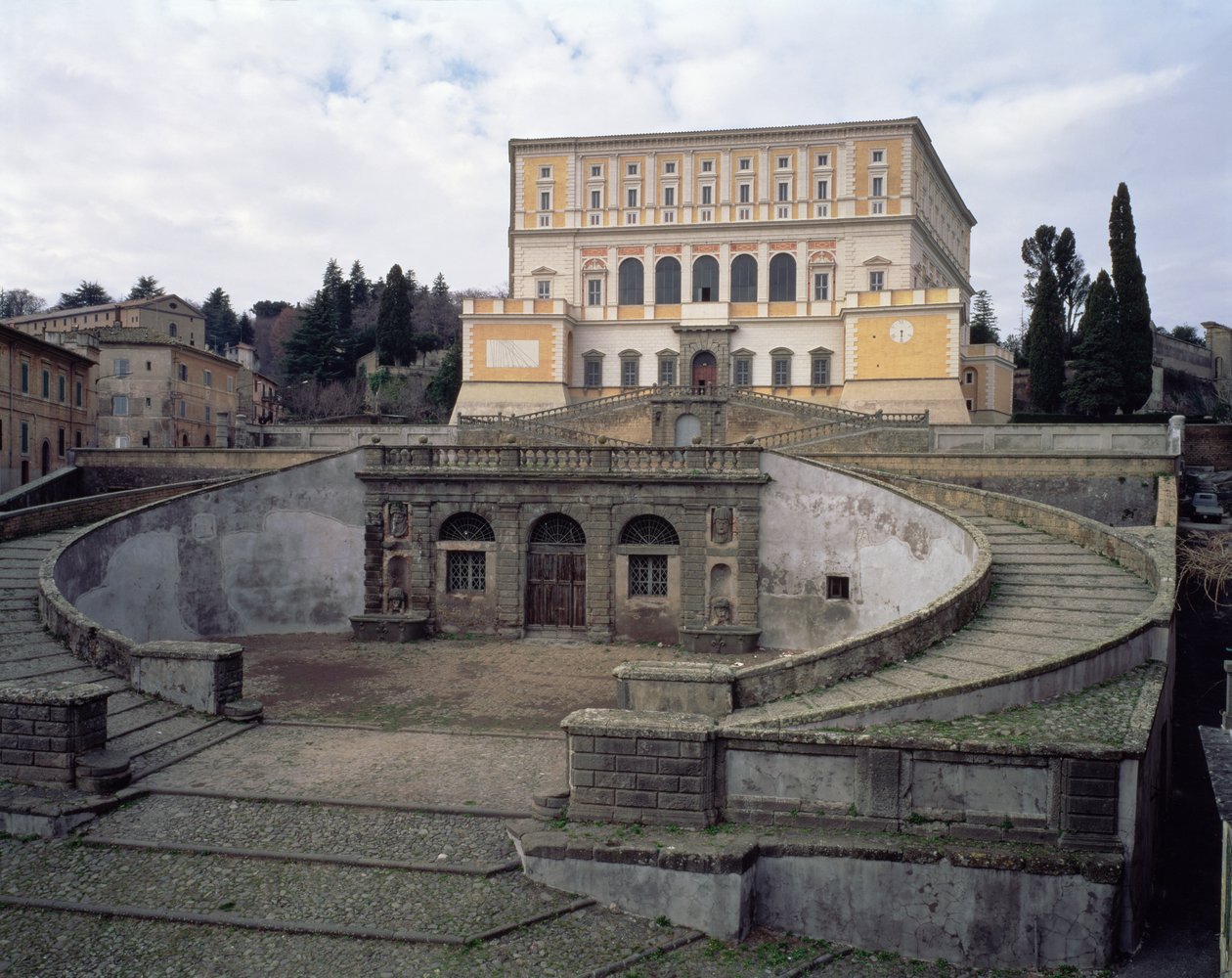 Näkymä julkisivusta, etupihasta ja portaista, suunnitellut Jacopo Vignola (1507-73) ja hänen seuraajansa kardinaali Alessandro Farneselle (1546-92) 1557-83 (kuva) tekijältä Unbekannt