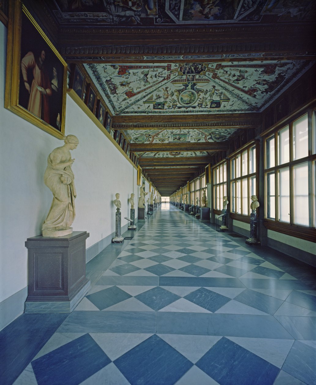Näkymä ensimmäisestä käytävästä, suunnitellut Vasari (1511-1574) ja Bernardo Buontalenti (1531-1608) 1560-80 (kuva) tekijältä Unbekannt