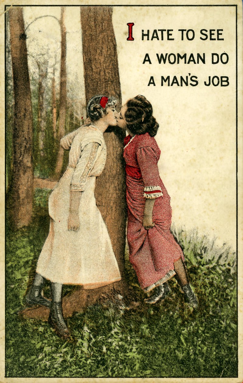 Vintage-postikortti, jossa kaksi naista suutelevat, "Inhoan nähdä naisen tekevän miehen työtä" 1914 (litho) tekijältä Alec Hunter