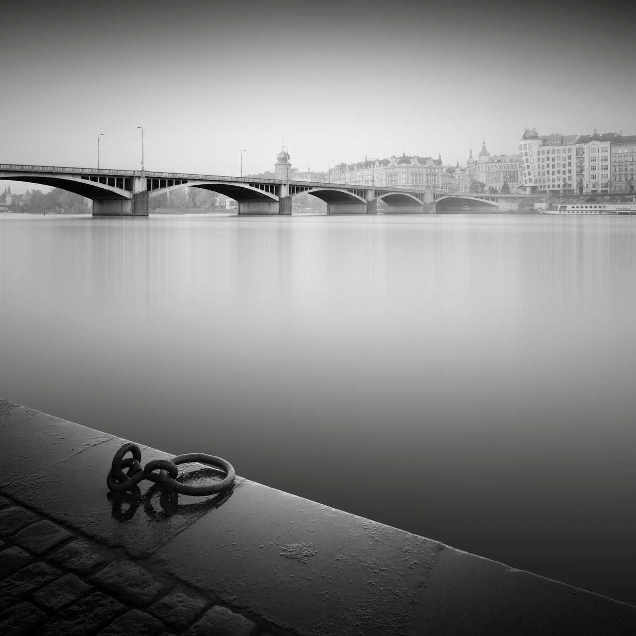 Vltava River Study, Praha, Tšekki, 2015 (b/w kuva) tekijältä Leopold Blonder