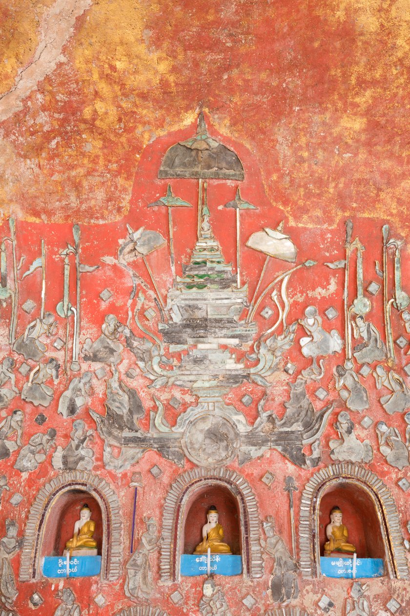 Seinä pienillä buddhoilla ja lyijylasihahmoilla, Shwe Yaunghwe Kyaungin luostari, Nyaungshwe, Inle-järvi, Myanmar (kuva) tekijältä Unbekannter Künstler