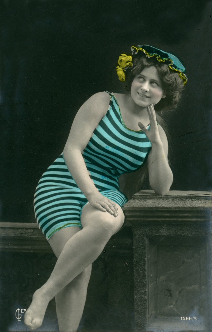 Nainen uimapuvuissa, c. 1900-luvun alku (postikortti) tekijältä Alec Hunter