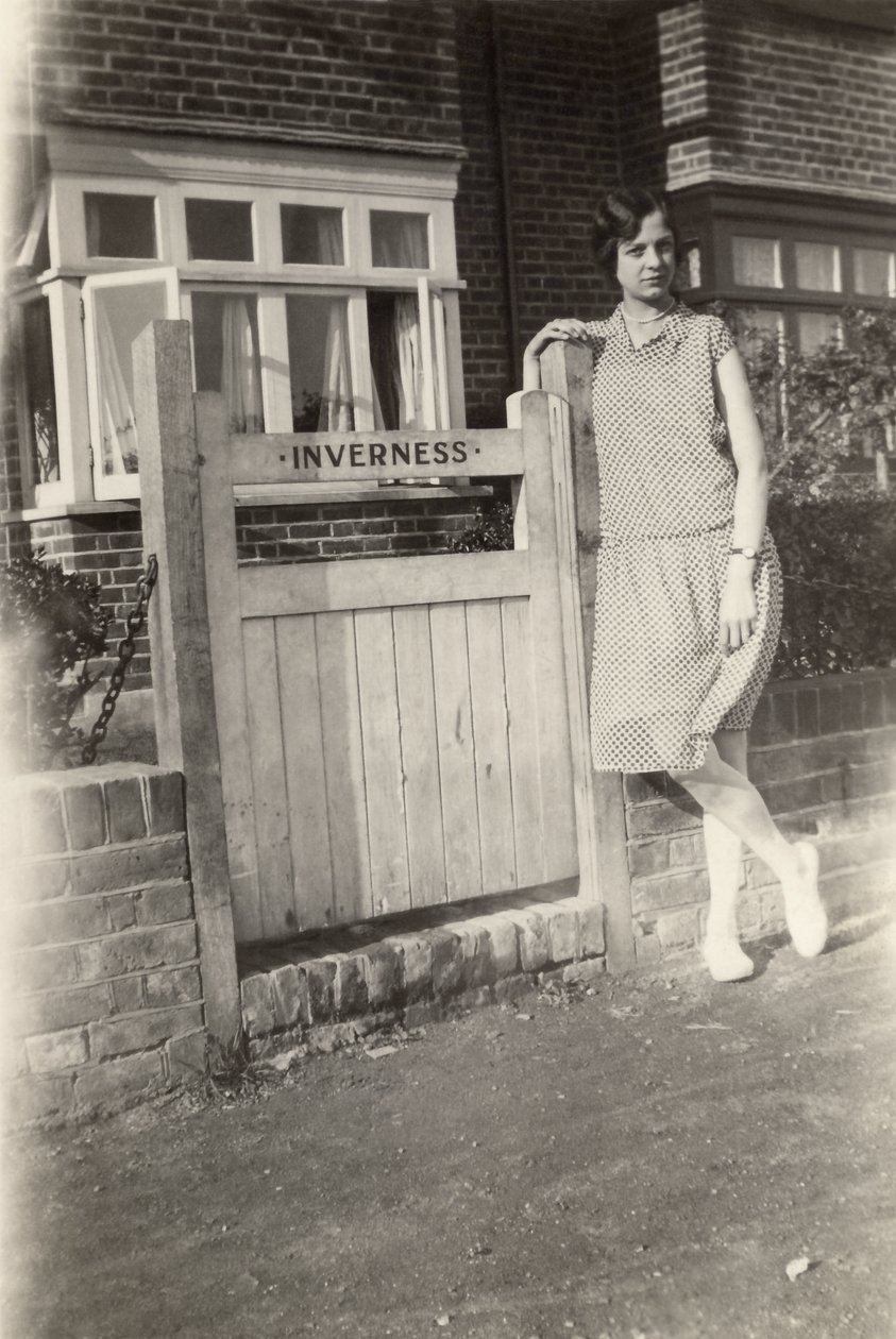 Nainen Inverness B&B:n ulkopuolella, Broadstairs, Kent, 1920-luku tekijältä Unbekannt
