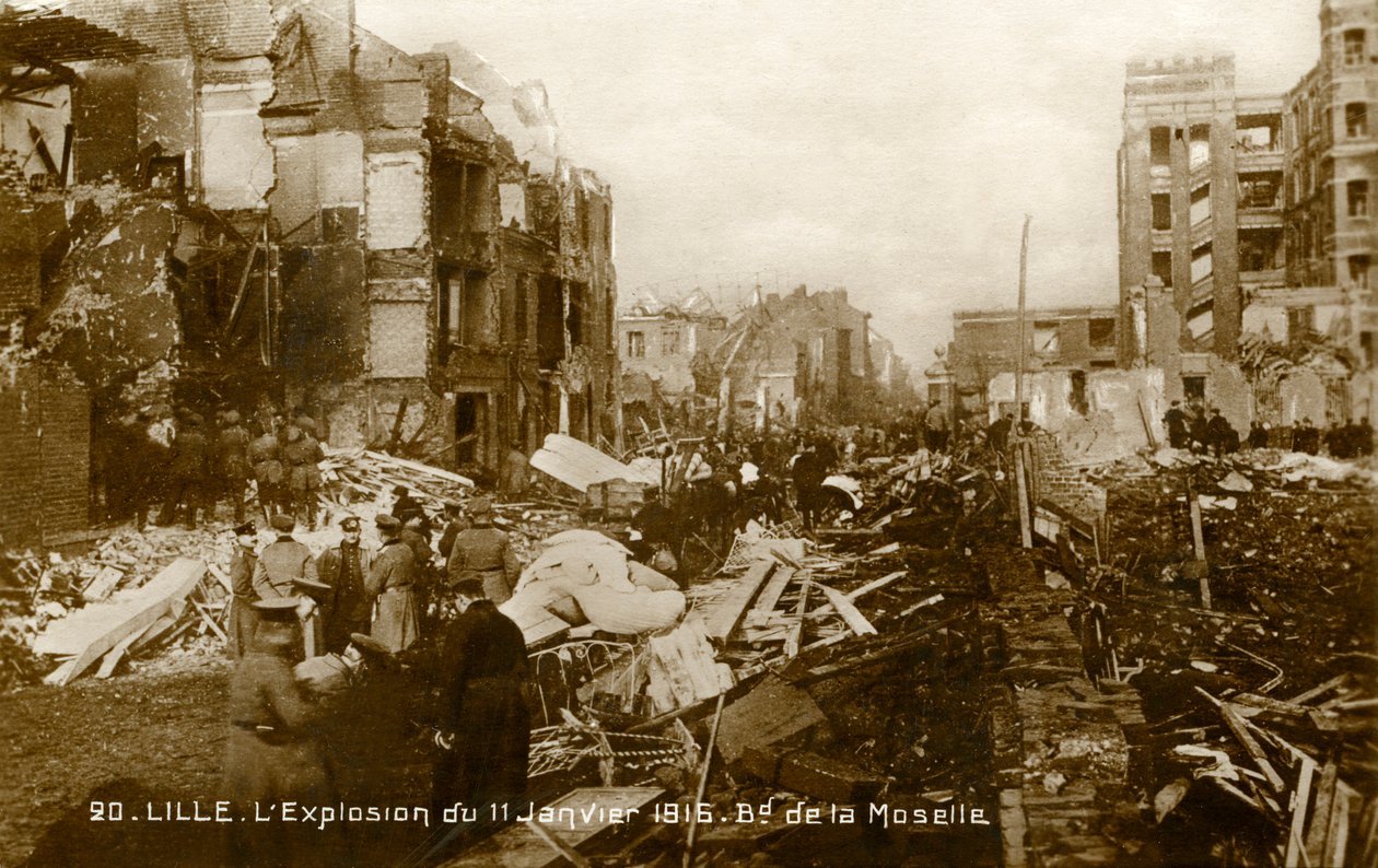 Ensimmäinen maailmansota: Lille 11. tammikuuta 1916 tapahtuneen räjähdyksen jälkeen (postikortti). tekijältä Unbekannter Künstler