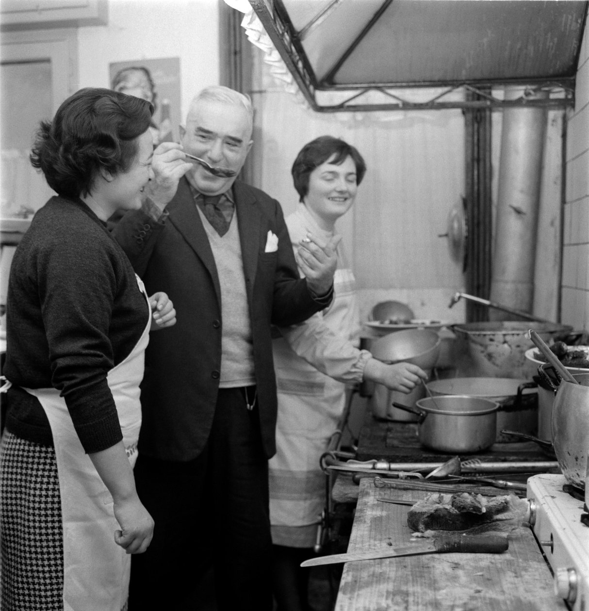 Kirjailija GIOVANNI COMISSO talossaan TREVISOssa (hän maistaa ruokaa keittiössä) - 1962 tekijältä Unbekannt