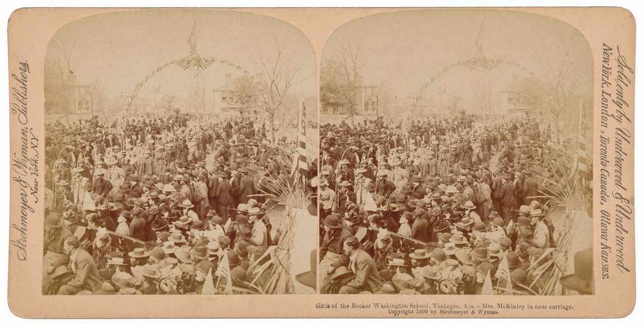 "Booker T. Washingtonin koulun tytöt, Tuskegee, Alabama, rouva McKinley lähellä vaunuja",1899 (kuva) tekijältä Underwood & Underwood