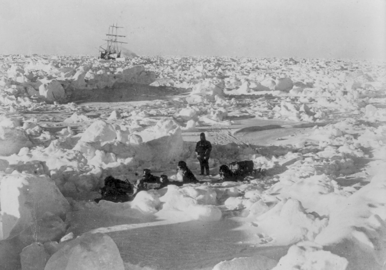 Keisarillinen Trans-Antarktisretkikunta: miehistön jäsenet istuvat yhteen kytkettyinä jäälautan keskellä, 1914-17 (kuva) tekijältä Underwood & Underwood