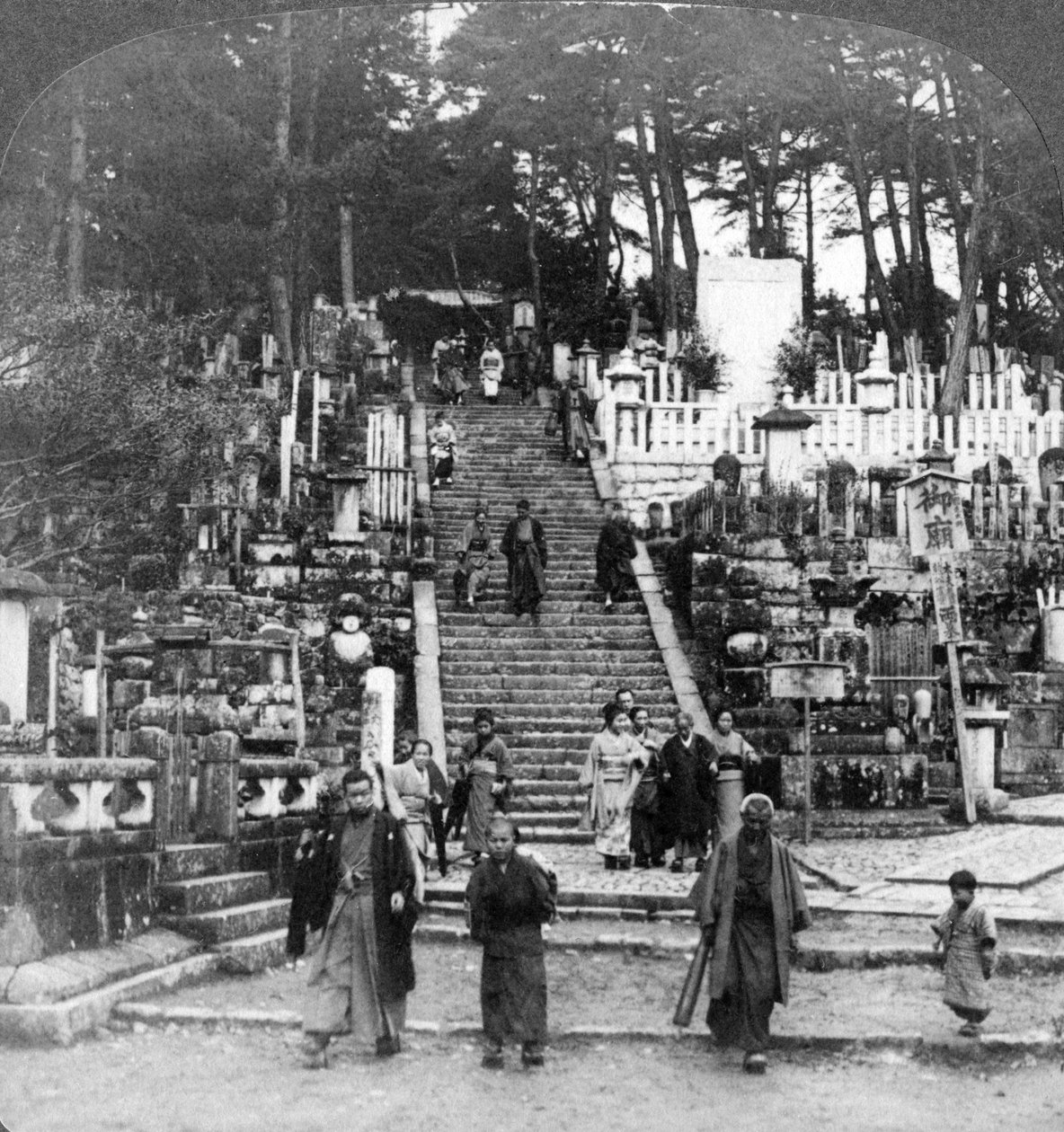 Buddhalainen hautausmaa lähellä Kurodani-luostaria, Kioto, Japani, 1904. tekijältä Underwood and Underwood