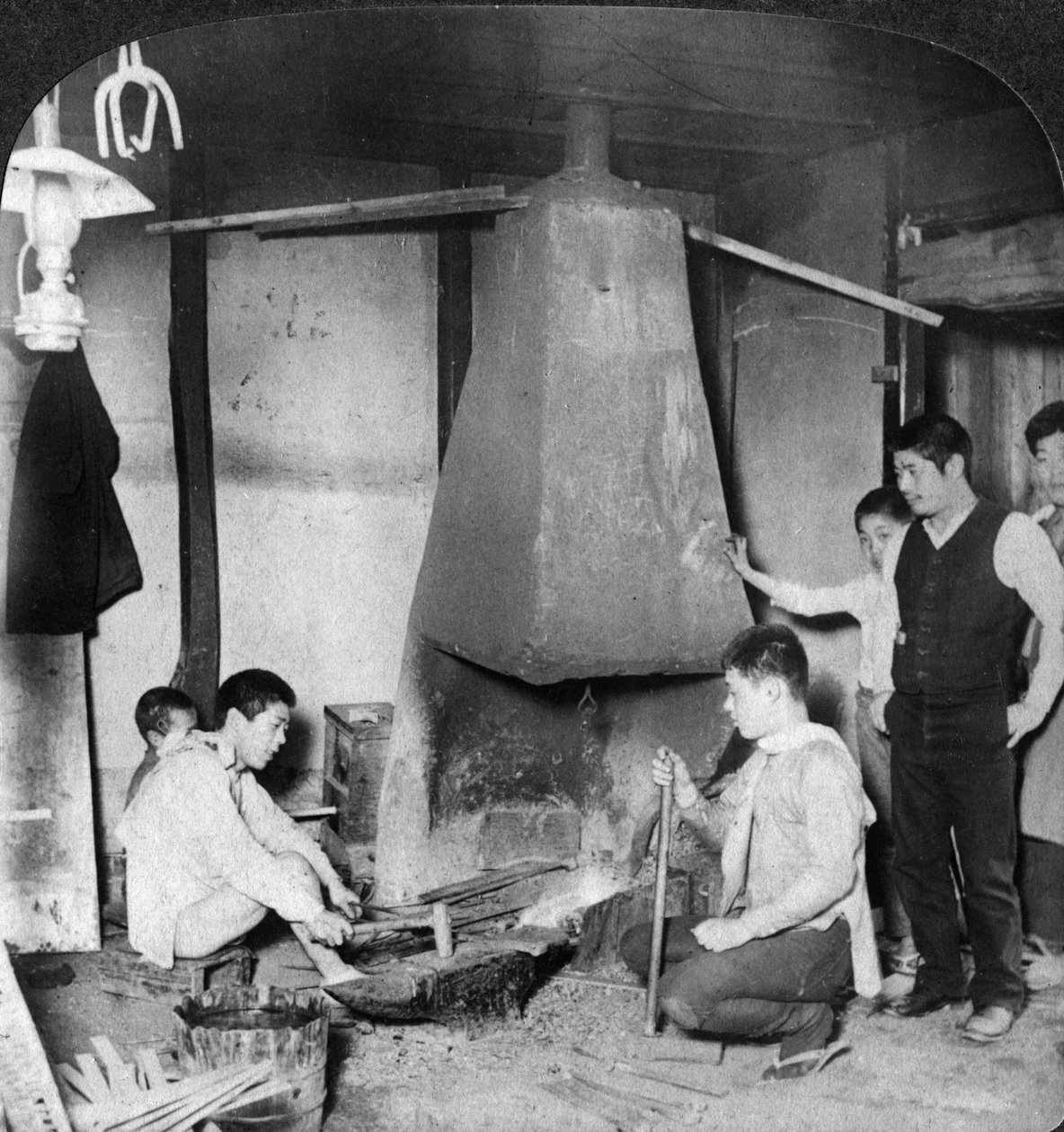 Japanilainen seppä takossaan, Yokohamassa, Japanissa, 1904. tekijältä Underwood and Underwood