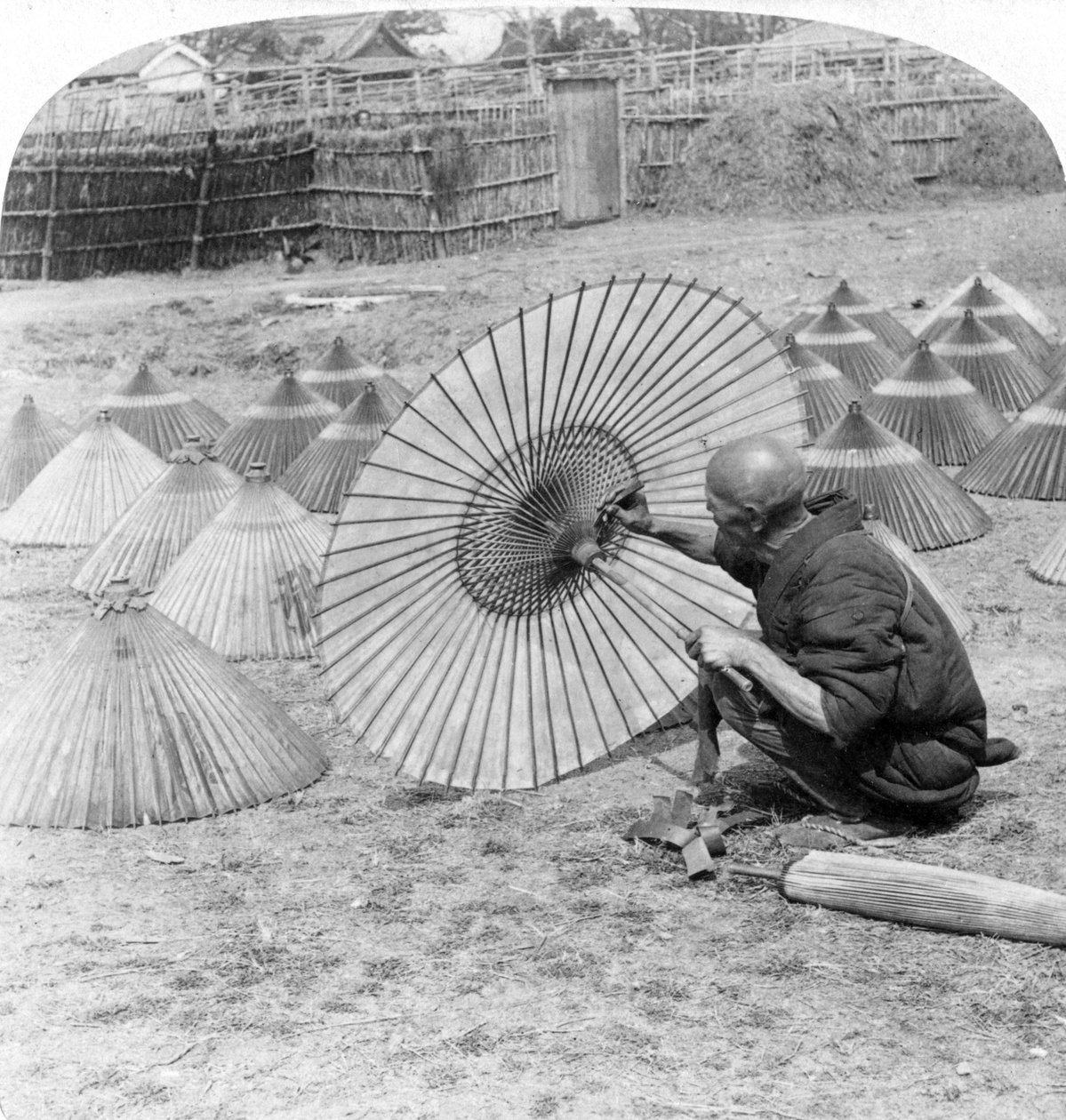 Japanilainen sateenvarjovalmistaja, Kobe, Japani, 1896. tekijältä Underwood and Underwood
