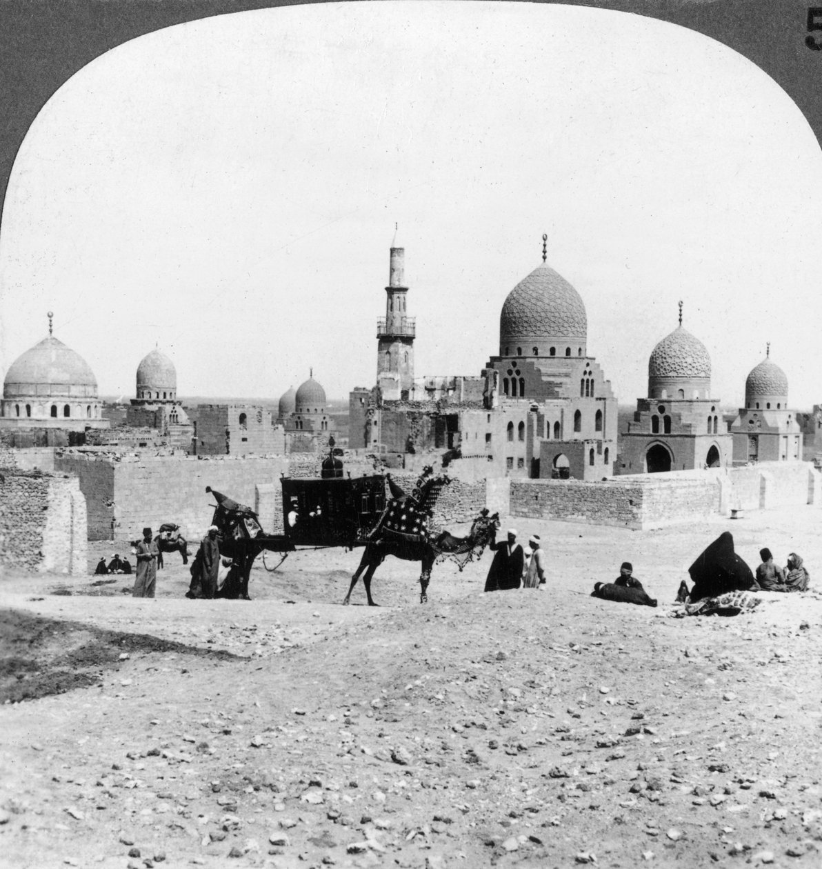Aavikon laiva, joka ohittaa menneiden muslimihallittajien hautoja, Kairo, Egypti, 1905. tekijältä Underwood and Underwood