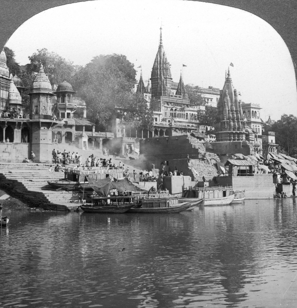Palava ghat Gangesissa Benares Varanasissa, Intiassa, 1900-luku. tekijältä Underwood and Underwood