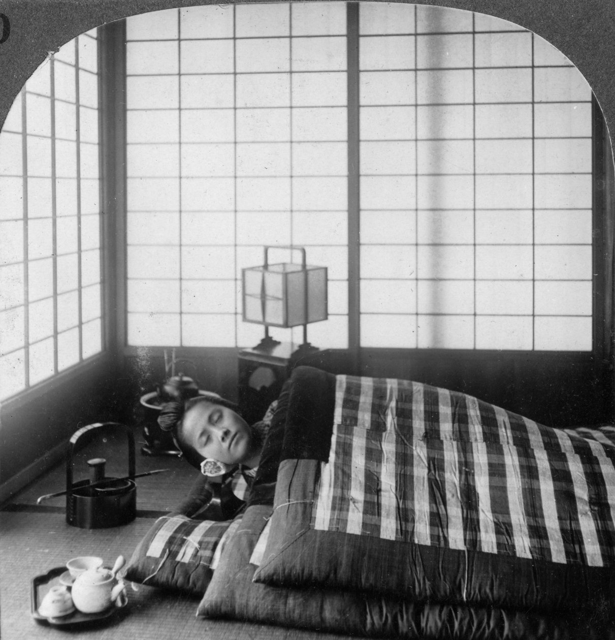 Geisha nukkumassa teehuoneessa, Hikone, Japani, 1904. tekijältä Underwood and Underwood