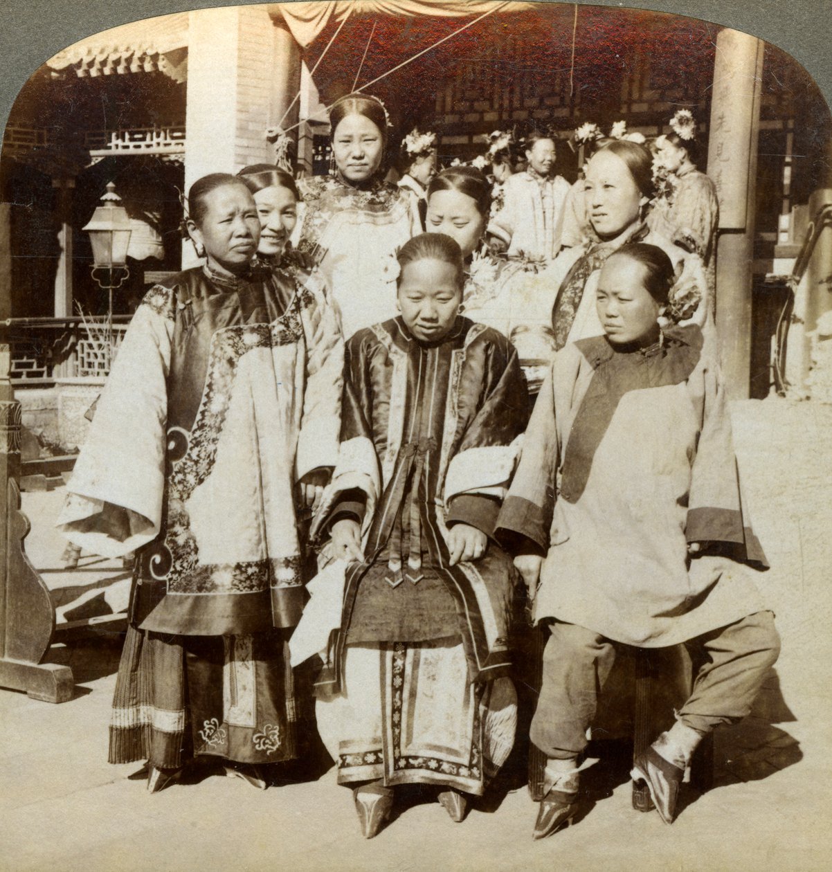Naisryhmä varakkaan kiinalaisen talon pihalla Pekingissä, Kiinassa, 1902 tekijältä Underwood and Underwood