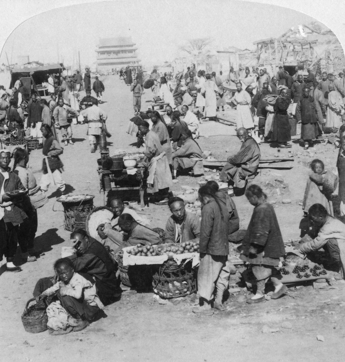 Markkinat pohjoisessa tatarikaupungissa, näkymä Drum Toweriin, Peking Peking, Kiina, 1901 tekijältä Underwood and Underwood