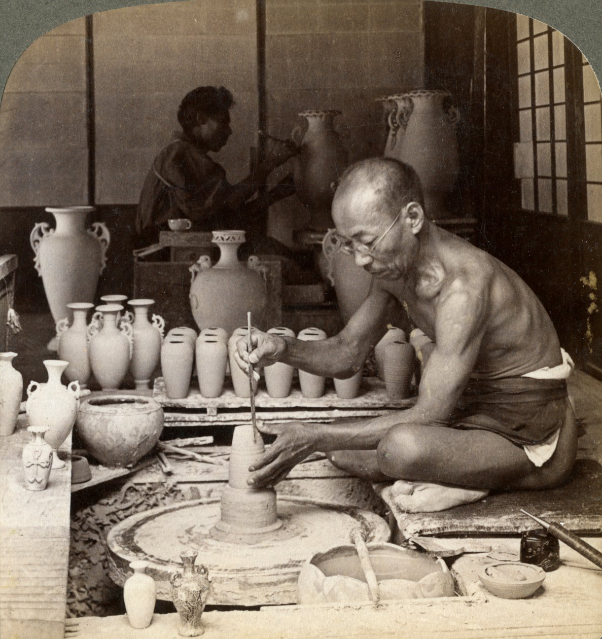 Valaaja ja hänen pyöränsä, Awata-posliinimaljakko, Kinkosan Works, Kioto, Japani, 1904 tekijältä Underwood and Underwood