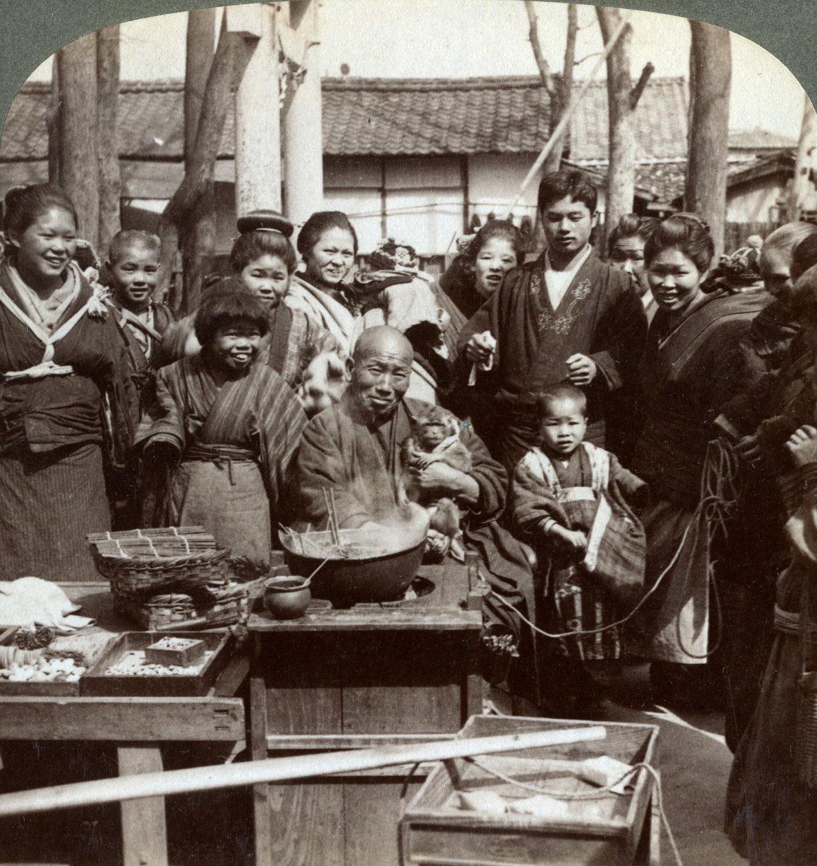 Katutaiteilija apinan kanssa huvittelemassa yleisöä, Kobe, Japani, 1896. tekijältä Underwood and Underwood