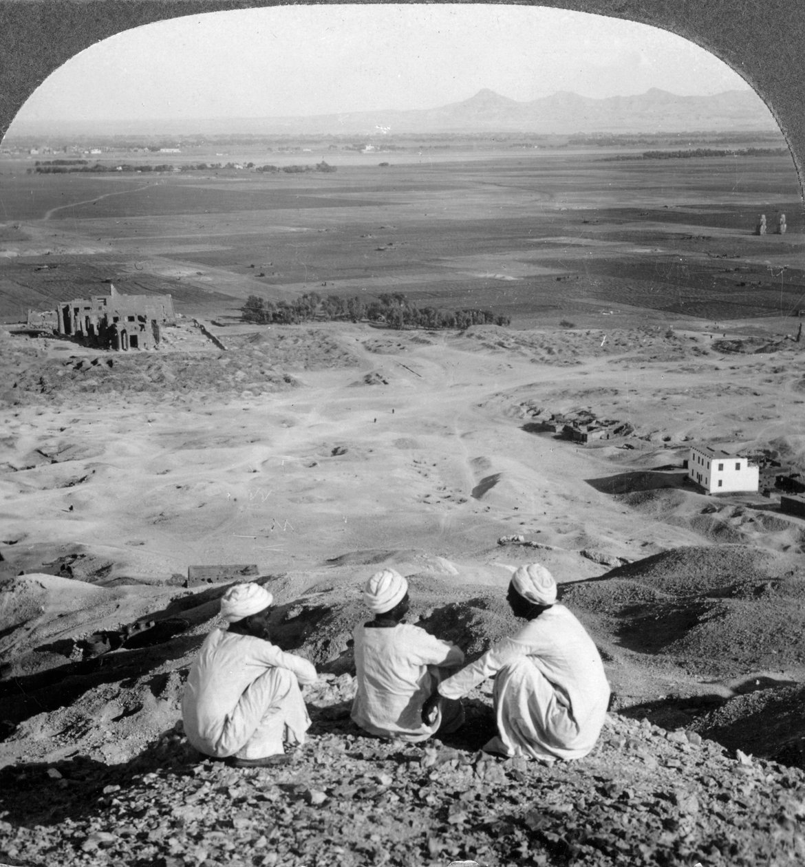 Teeban tasangon toisella puolella ja kallioiden Memnon-patsaiden ohitse, Egypti, 1905. tekijältä Underwood and Underwood