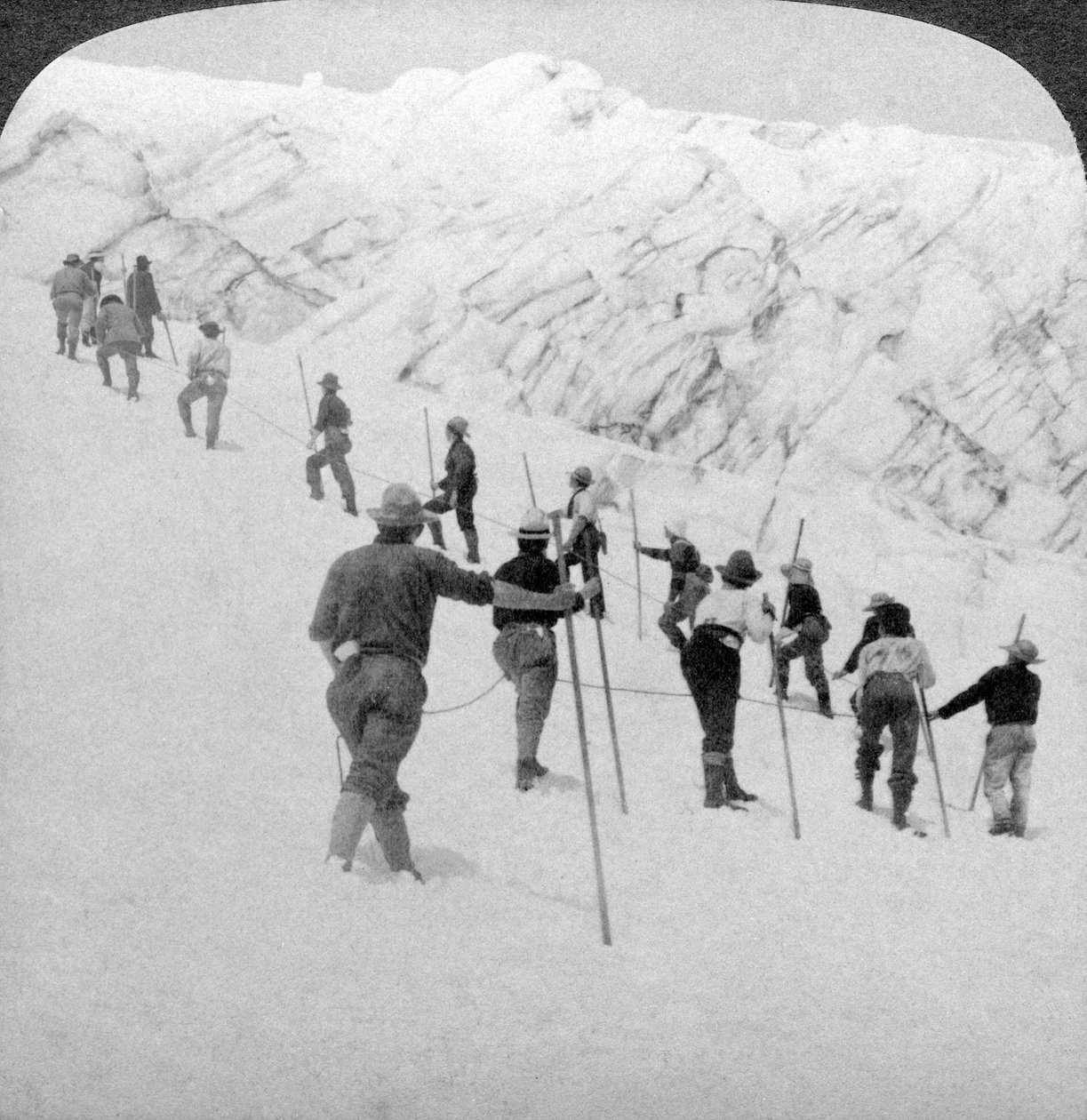 Nousemassa jyrkkää lumikenttää, Stevens Glacier, Mount Rainier, Washington, Yhdysvallat. tekijältä Underwood and Underwood