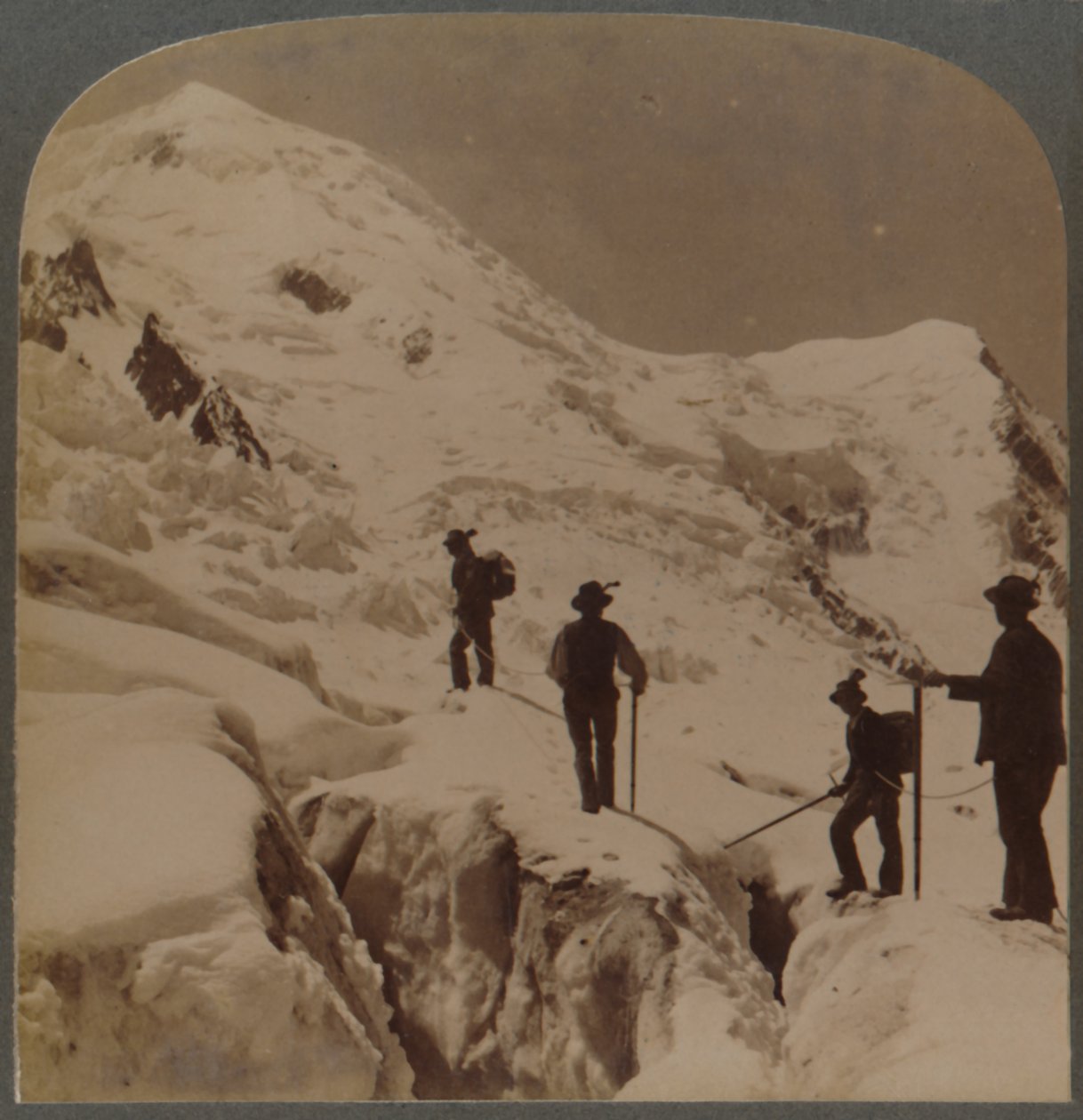 Mt. Blanc -vuoren nousu - Bossons-jäätikön ylitys - Grands Mulets kaukaa, Alpit, 1901. tekijältä Underwood and Underwood