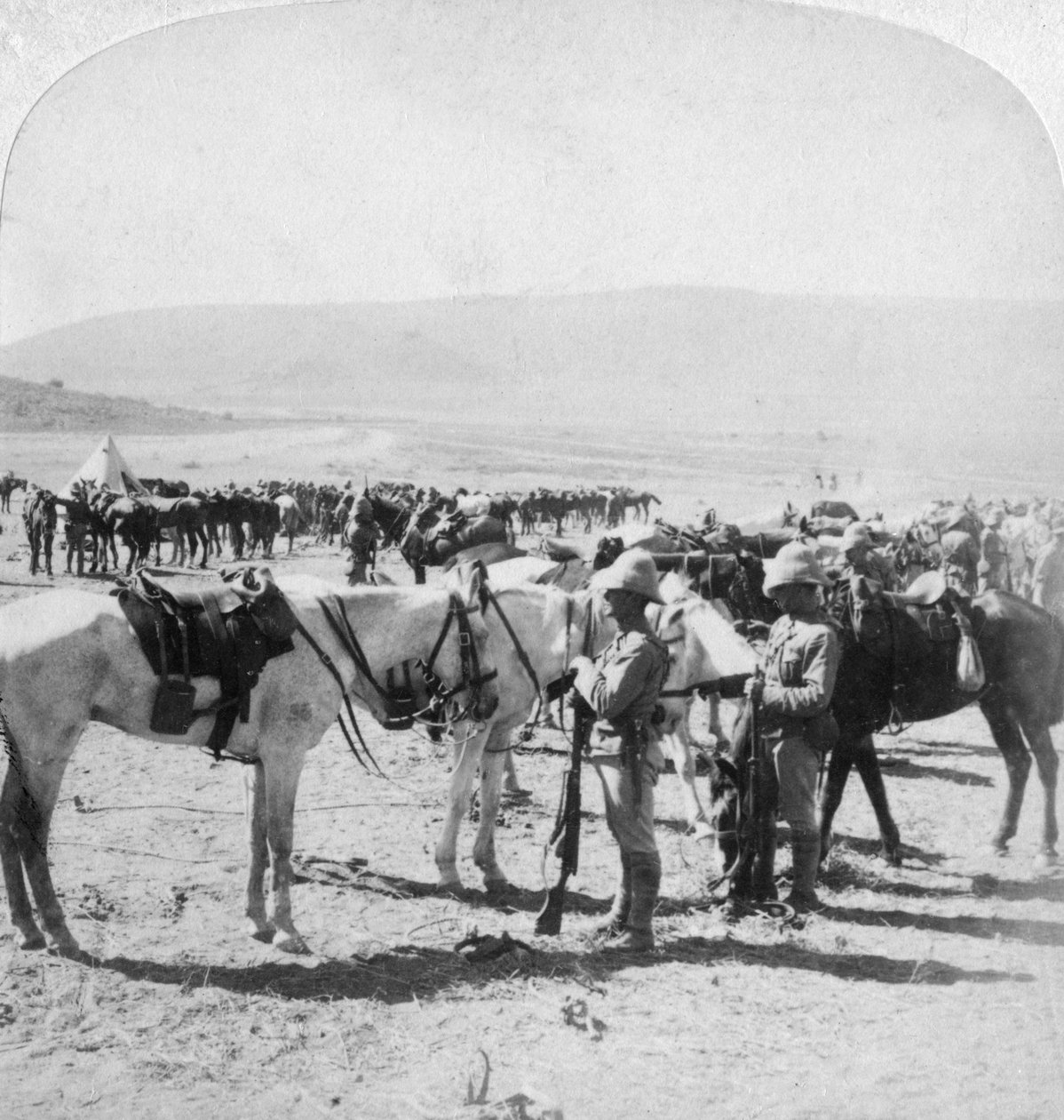 Australian kiväärit Modder-joella Etelä-Afrikassa 12. tammikuuta 1900 tapahtuneen yhteenoton jälkeen. tekijältä Underwood and Underwood