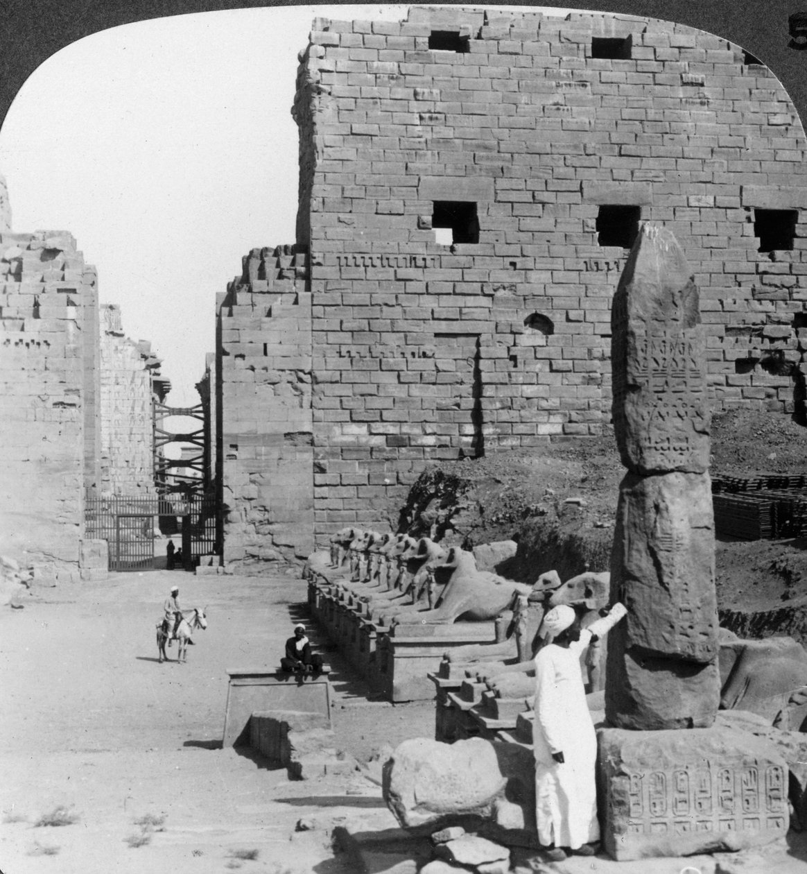Pyhien kuvien katu kaivausten jälkeen, Karnak, Thebes, Egypti, 1900 tekijältä Underwood and Underwood