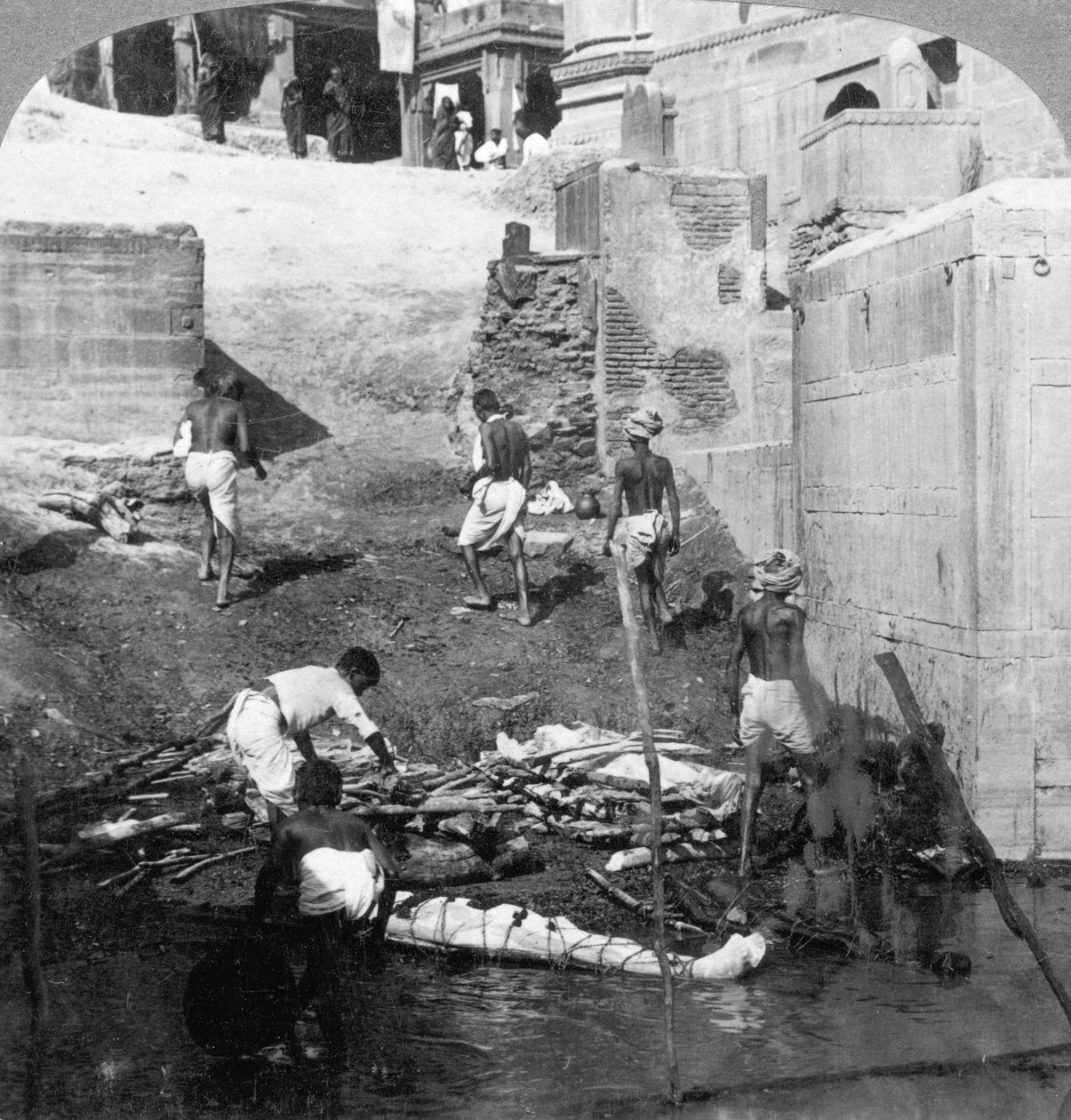 Hindukuolleiden kylpeminen ja polttaminen, Benares Varanasi, Intia 1903. tekijältä Underwood and Underwood