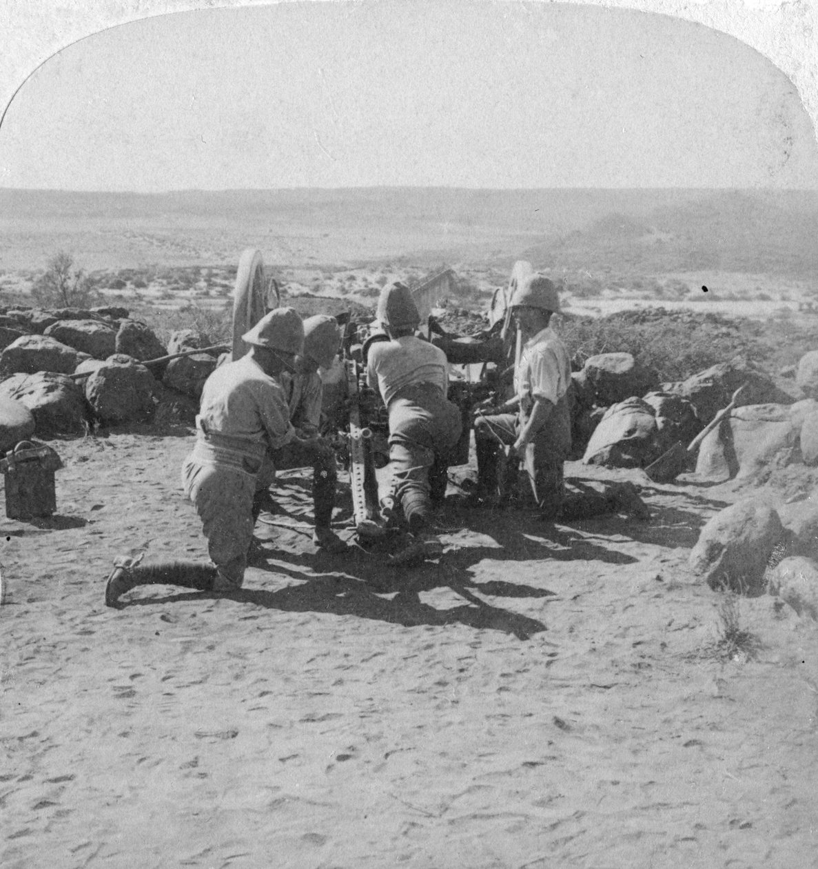Brittiläinen tykistö toiminnassa, Etelä-Afrikka, toinen buurisota, 6. helmikuuta 1900 tekijältä Underwood and Underwood