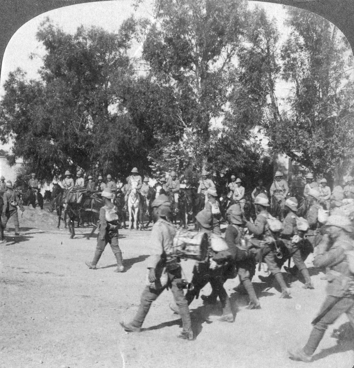 Brittikomentajat arvioivat joukkoja saapumassa Kroonstadtiin, Etelä-Afrikka, Buurien sota, 1901 tekijältä Underwood and Underwood