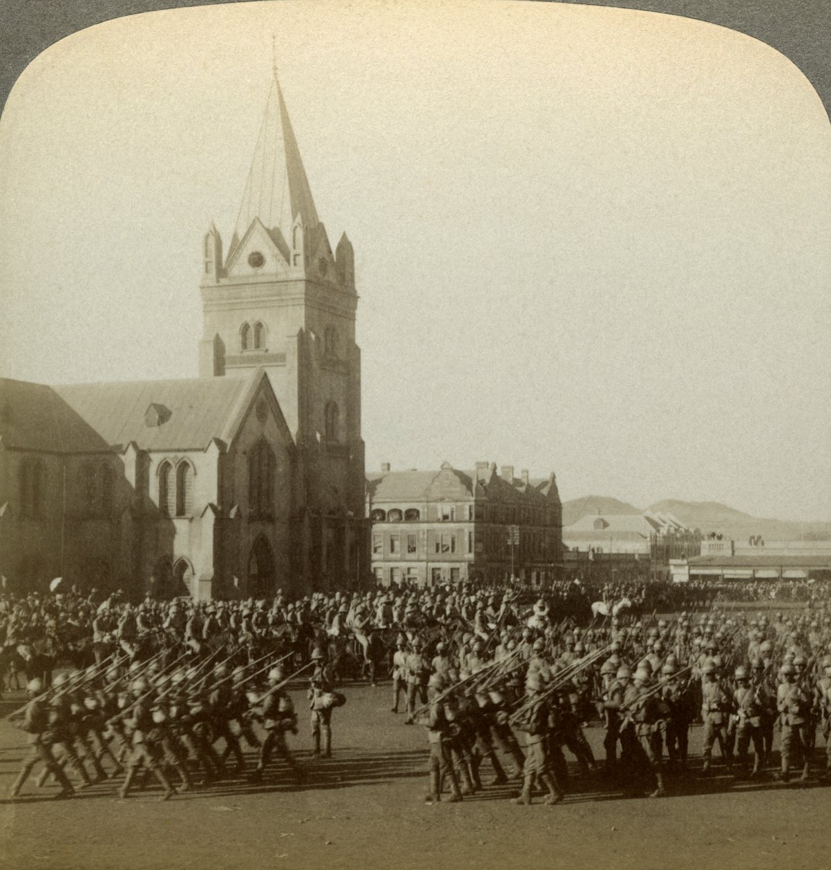 Brittiläiset sotilaat arvosteli Lord Roberts, Public Square, Pretoria, Etelä-Afrikka, Boer War, 1900. tekijältä Underwood and Underwood