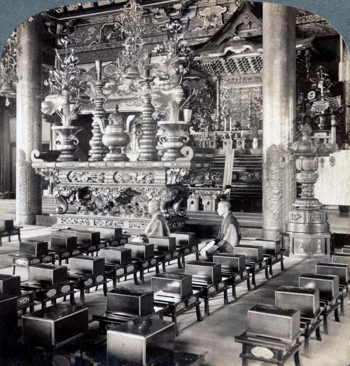 Buddhalaisia pappeja Ikegamin temppelissä, Omorissa, Japanissa, 1904. tekijältä Underwood and Underwood