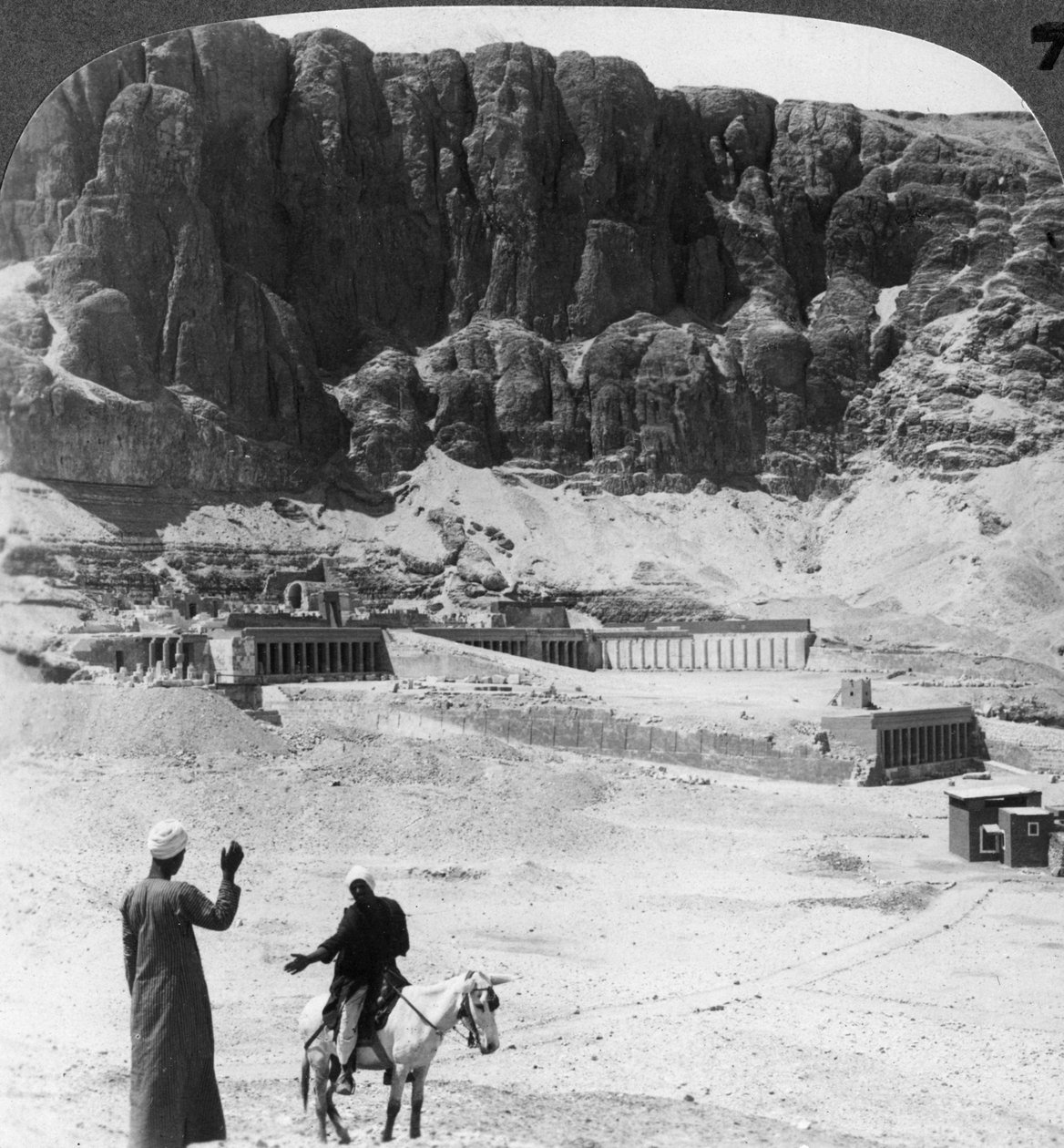 Haudattu ikuisiksi ajoiksi - Deir-el-Bahrin temppelin pylväikerotut terassit, Thebes, Egypti, 1905. tekijältä Underwood and Underwood