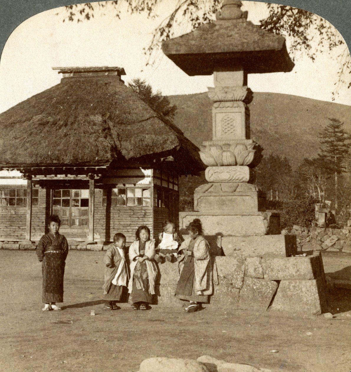 Lapset kyläkoulun leikkikentällä, Japani, 1904 tekijältä Underwood and Underwood