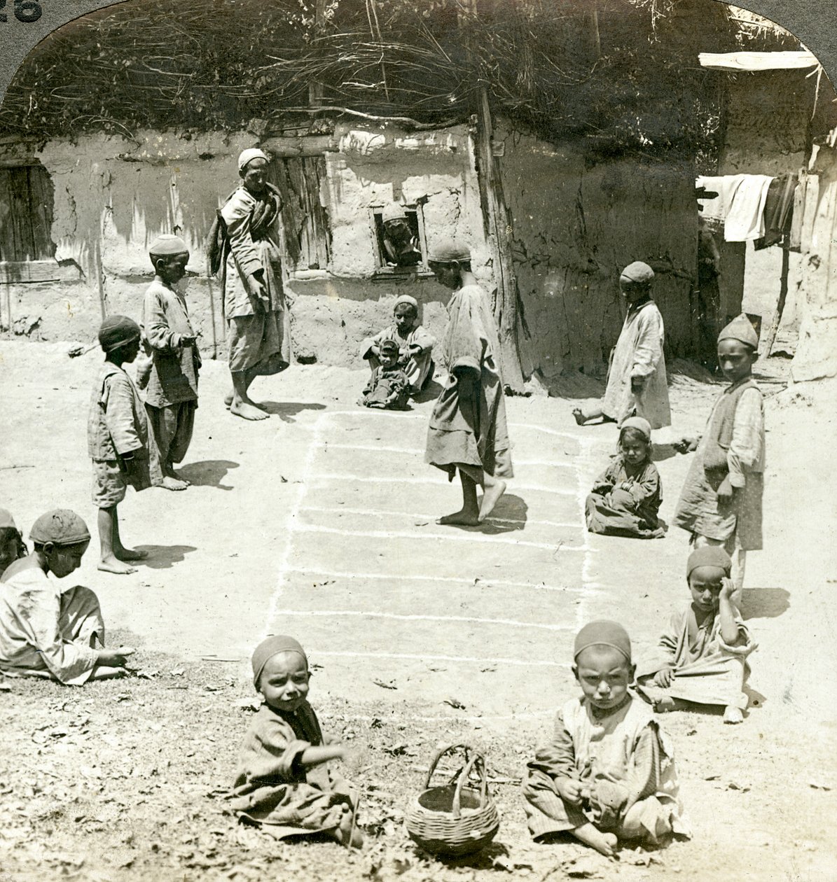 Lapset leikkivät humalaa, Kashmir, Intia, 1900-luku. tekijältä Underwood and Underwood