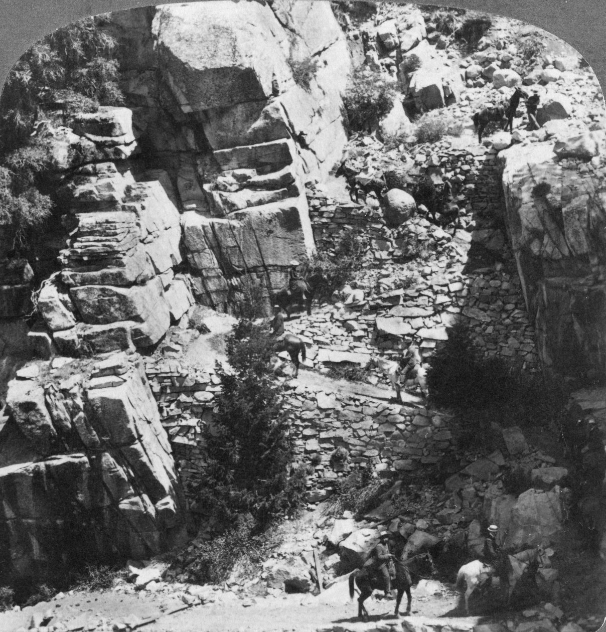 Kiipeäminen jyrkkää siksak-polkua Yosemite Valleyn itäpäässä, Kaliforniassa, Yhdysvalloissa, 1902 tekijältä Underwood and Underwood