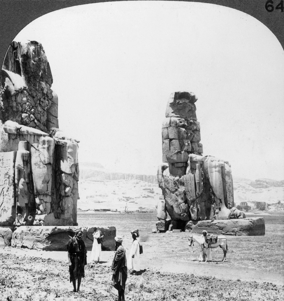 Kolossaaliset Memnon-patsaat Thebassa, Egyptissä, 1905 tekijältä Underwood and Underwood