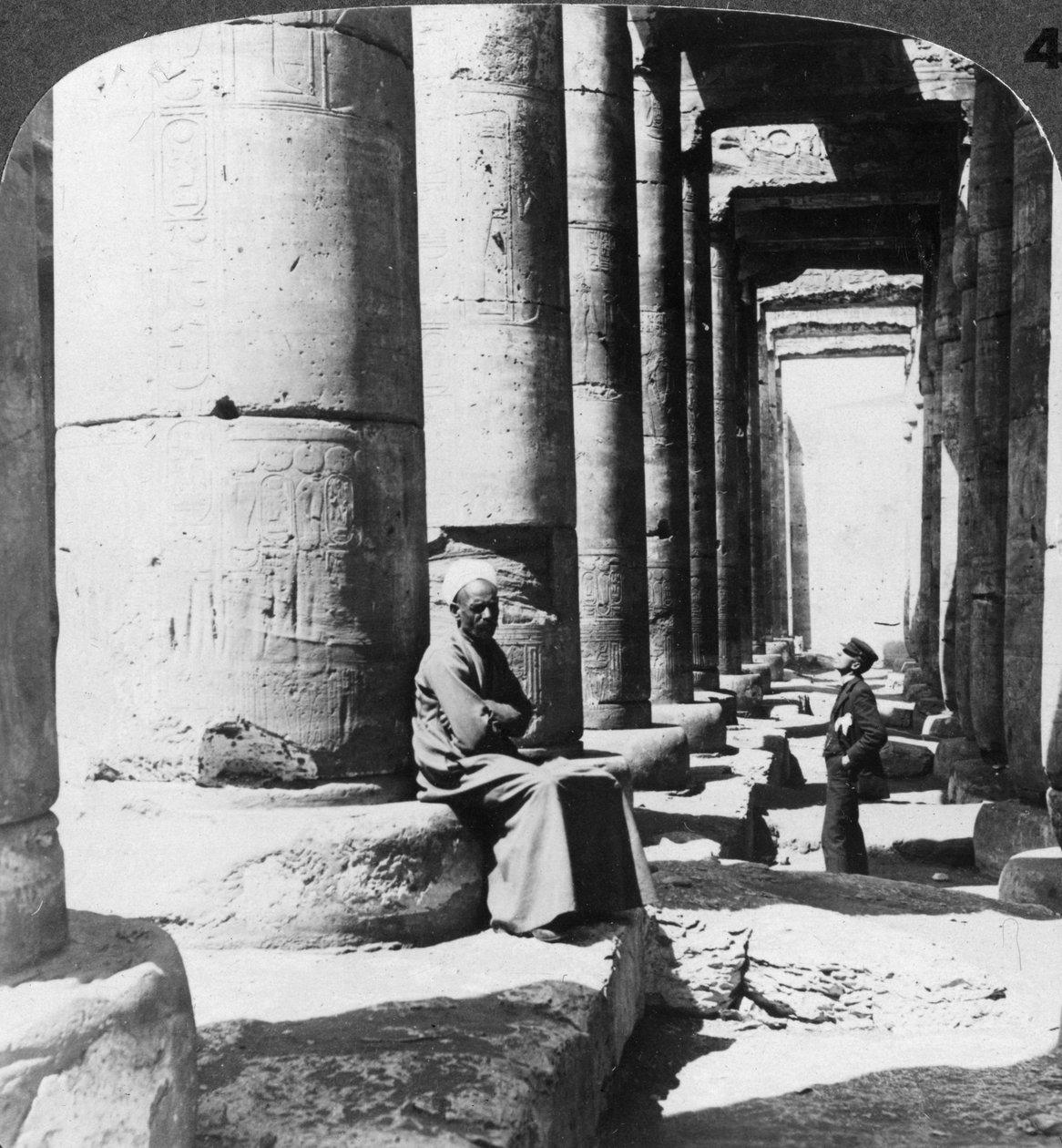 Sethos I:n suuren temppelin pylväät, Abydos, Egypti, 1905. tekijältä Underwood and Underwood