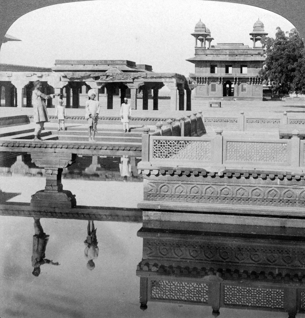 Mogul Emperors -palatsin hovi, Fatehpur Sikri, Intia, 1904. tekijältä Underwood and Underwood