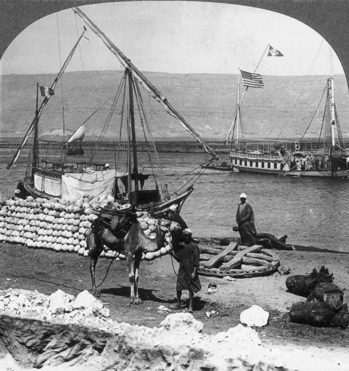 Dahabiyehit joella valmiina Niilin matkalle, Egypti, 1905. tekijältä Underwood and Underwood